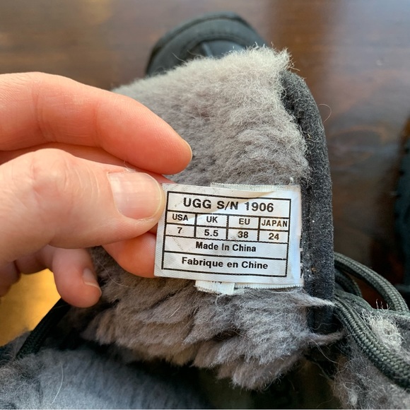 UGG Adirondack short black snow boots - Picture 7 of 7